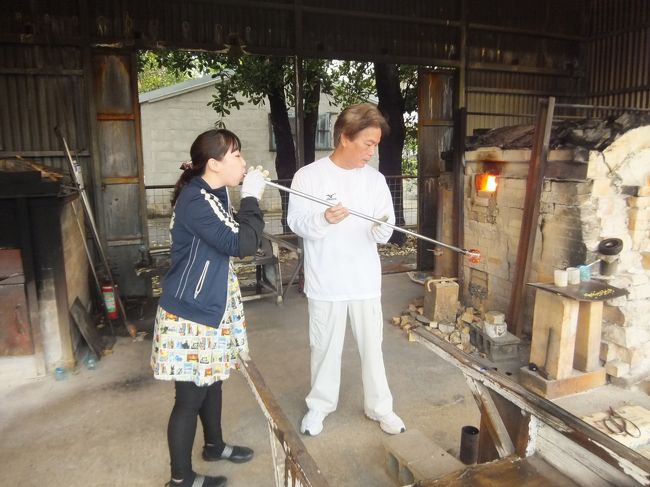 息を吹くのと、グラスの形づくりをやらせてもらえますがなかなか難しい