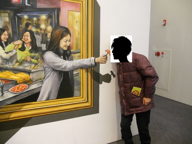 壁に騙し絵みたいなのがあり、口に入れる真似をしてみた。