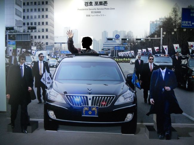 大統領がパレードするときの車の写真があった。<br />写真の裏側に廻り込んで、手を振ってみるとこうなる。<br /><br />面白い趣向が施されている。