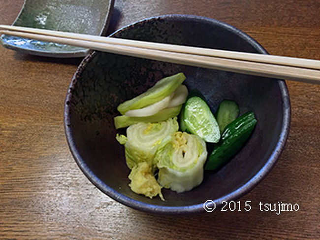 うどんを待つ間にお漬物が出て来ました。 <br />そして、ランチタイムだったのでご飯付き。