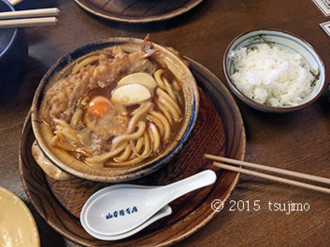 高っいよなぁ。 <br />具材は生卵のほかに蒲鉾、葱だけのシンプルさ。 <br />具材を追加すれば２，０００円近くになる。 <br />これで、この値段を取るんって…。 <br />鰻のひつまぶしも一緒やん!! <br />まぁ名古屋の食文化の一つ、観光客向けちゃうん。 <br />という事であれば損得なしやなぁ…。 <br />