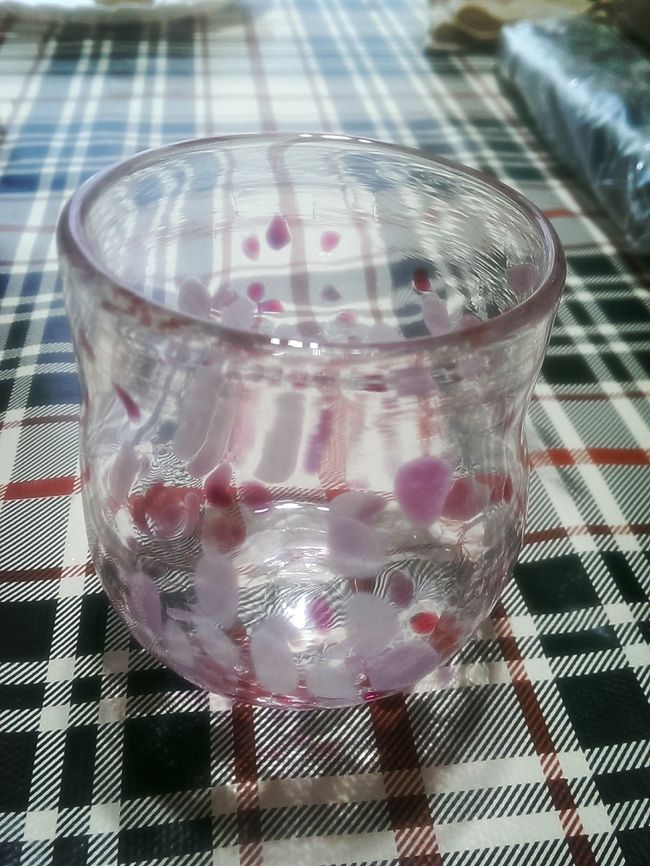 私の完成作品。<br />色合いとカラーリング、ヒビ加工のありなしが選べました。<br />翌日取りに行くか宅配だったので、送ってもらいました。<br />初めてにしてはなかなかの出来です。<br />もったいなくて、まだ使えない〜