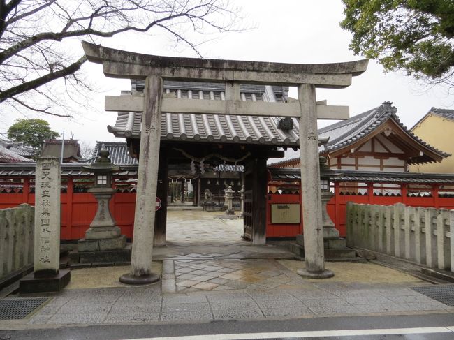 薬園八幡神社<br /><br />近鉄郡山駅前商店街の外れにあります<br /><br />一礼してお参り