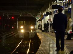 JR博多駅にやって来ました
しかし、JR博多駅はJR九州の魅力的な特急列車が入れ替わり立ち替わりやって来る駅ですので、関東人の「鉄」な私にとっては夢のようなパラダイス☆な駅でもあったりするんですよねｗ