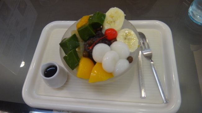 白玉あんみつ<br />抹茶寒天が味濃くて美味しい〜