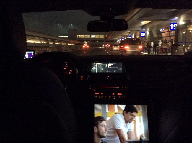 WホテルのBMWがお迎え。お菓子が満載。