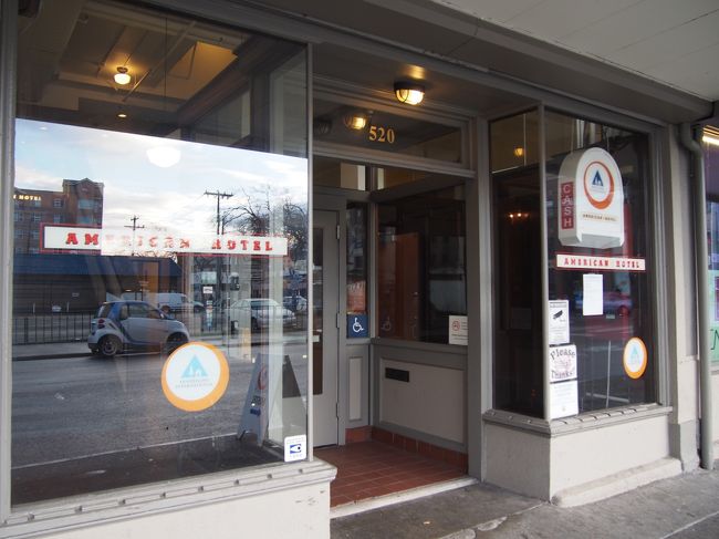 今回のお宿。<br />チャイナタウンの門をくぐってすぐのところ。<br />ボルトバスはチャイナタウン発着だったの、ここにしておいて正解でした。<br />チェックインの時のお姉さんは、日本にいたことがあったらしく日本語しゃべってくれました☆