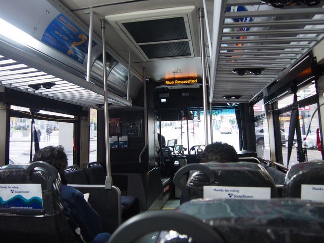 なんかおしゃれなバス。路線バスっぽくない・・・<br />平日朝の通勤時間だったため、あまり郊外に行く人はいないのかな？<br />ガラガラでした。