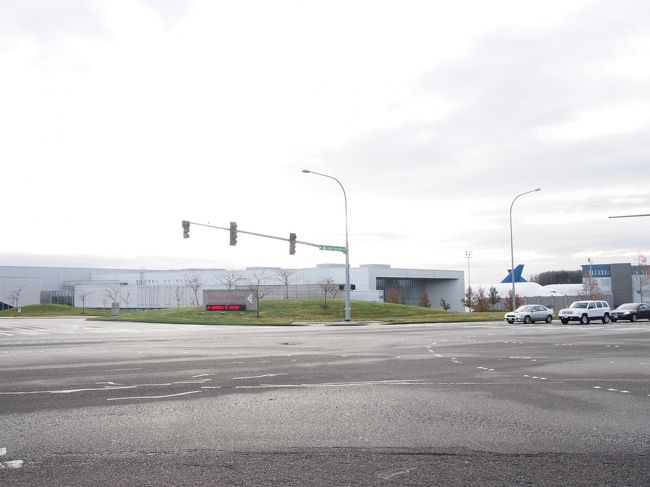 ずーっとまっすぐ行けば大きな道にぶつかって斜め右にボーイング工場が見えてきます！！