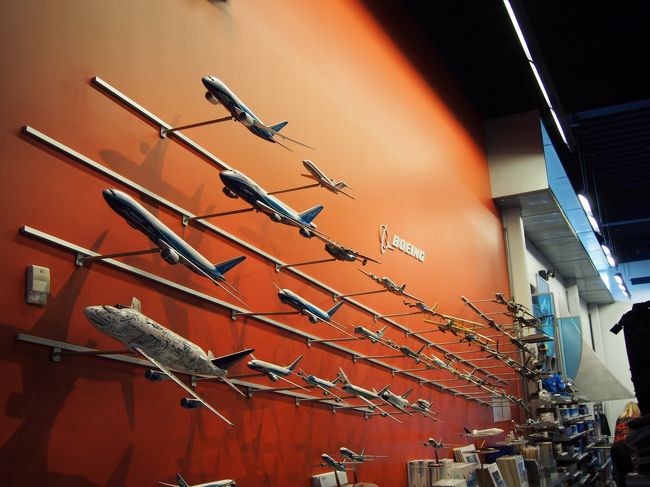 工場内では７６７・７４７・７７７・７８７の組み立て風景が見れました。<br />ツアーでは英語ガイドさんが説明してくれますが、結構専門的な話が多いです。<br />私は多少知識があるのでなんとか脳内補完してましたが・・・<br />会話にJALとかANAとか出てくるとやっぱり日本人として嬉しい(笑)<br />