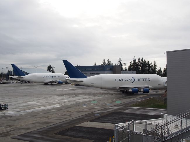 逆側にはドリームリフター！！！<br />飛行機を運ぶための飛行機ですよ！<br />だから形がなんだか小太り(笑)<br />日本では中部にしか来ないらしい。<br />4機しかないうちの2機がここに！（全部あとで調べました・・笑）