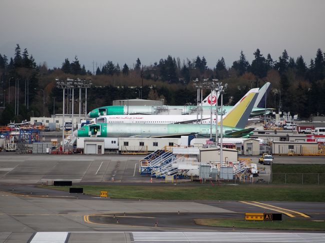 ズームレンズを駆使して。実際にはかなり遠目です。<br />JALの新しい機体かな。<br />緑のラッピングがされてるのは、まだ外装がされてない飛行機です。