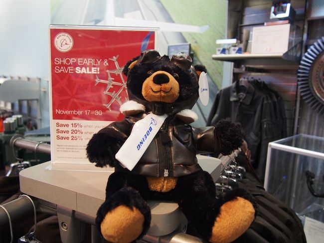 お土産やさん物色。<br />せっかく来たしとは思ったけど、帰国時の荷物を考えると今から無駄に増やせないので<br />ステッカーのみにしておきます。<br />