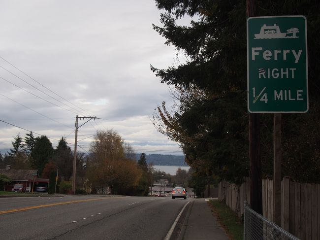 なんだかんだとゆっくりしすぎてしまいました。<br />またあの坂を下ってバス停に向かいます。<br />下りのときは向こう側に大きな湖が見えました。<br /><br />またのんびりバスにのってシアトルに向かいます。