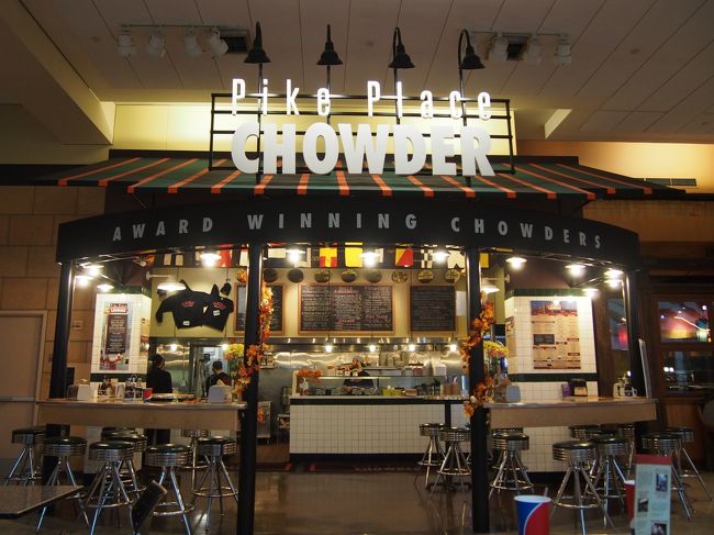 航空博物館に行きたかったけど、移動時間も考えると30分も見れなさそうなのであきらめて食べ損ねていたクラムチャウダーでも食べようかと。<br />ショッピングモールの中に入ってます。<br />前日夜もここの前を通りましたが、夜も空いていました。<br />みんなパイクプレイスのほうに行くのかな。