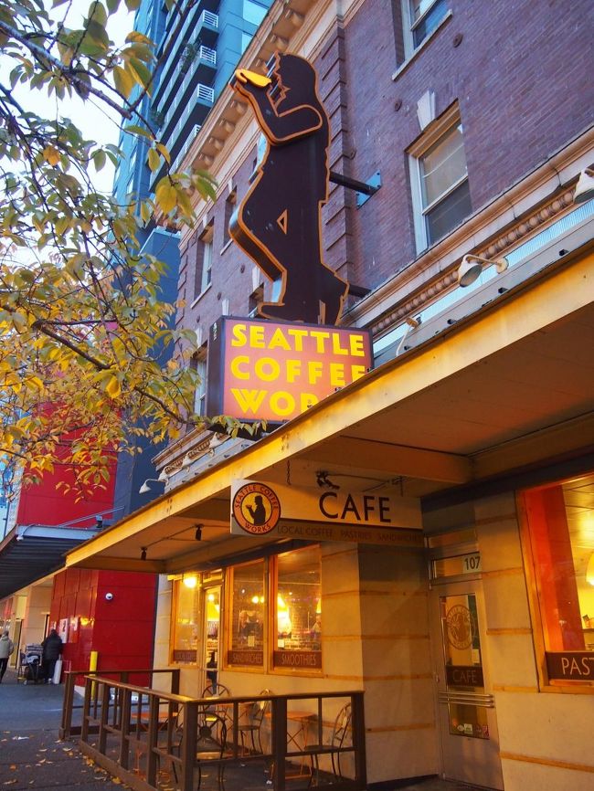 看板が目立ってました。<br />パイクプレイスマーケットのすぐ前です。