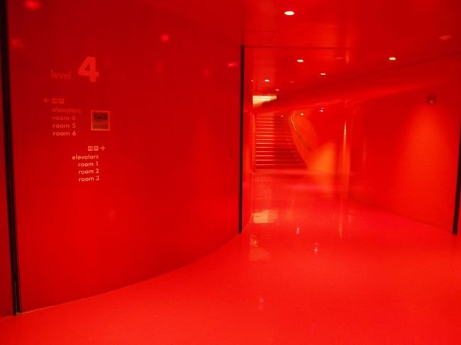 真っ赤なフロアとか。