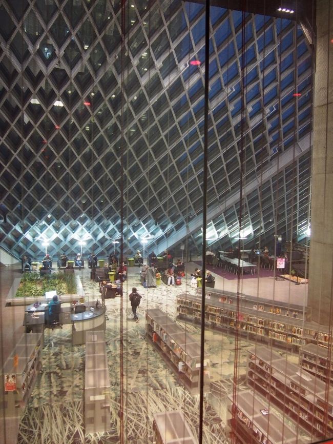 上から見たところ。<br /><br />なんだかおもしろい図書館でした。