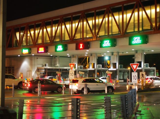 出入国のところ。<br />カナダ入国のほうが厳しかった気がする。質問が怖かったー<br /><br /><br />6時半シアトル発で、バンクーバー10時前くらいに到着しました。