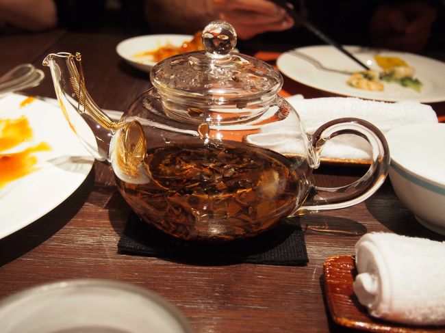 ふくみみさんの送迎でホテルまで送ってもらいました。<br /><br />部屋で一息ついた後、予約してあったホテル内の中華レストランで早めの夕食です。<br /><br />お茶は、東方美人を頼みました。<br /><br />お茶もお料理もとっても美味しいです。<br />