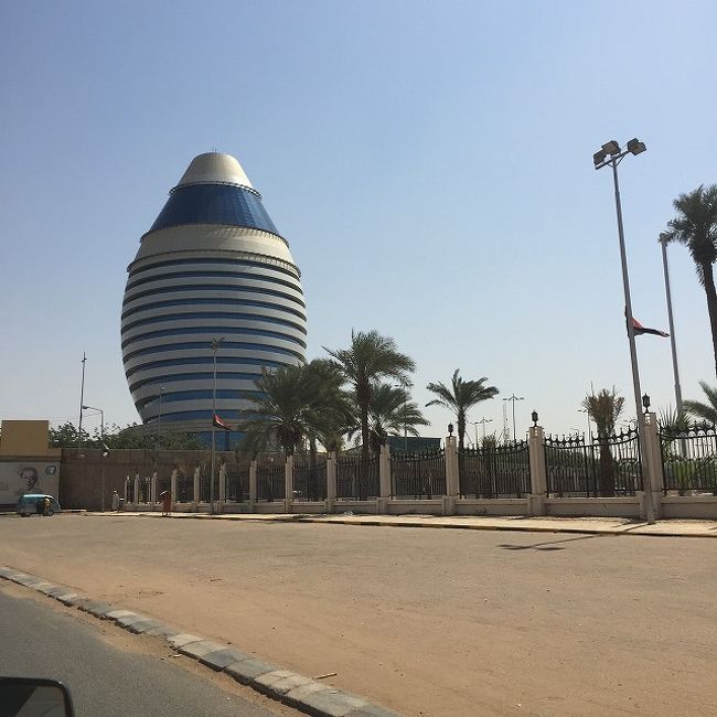 面白い形の建物。<br />ドライバーの説明によると、カダフィホテルだとかなんとか？<br />リビアに関係があるらしい。<br /><br />ナイルの合流点見終えて、帰りはモールの前で降ろしてもらう。<br /><br />