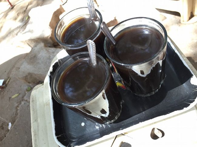 そのあとハルツーム市内の路上カフェでコーヒー飲みながら、ターメイヤサンドイッチ。<br />サンドイッチが３、コーヒーが1杯３とコーヒー若干高め。<br /><br />町中をふらふら散策し、一度ホテルに戻り荷造りや昼寝をして、夕方待ち合わせて夕飯に繰り出す。<br />