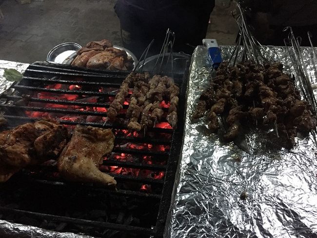 Saharホテル近くがちょうど夜は食堂街になっているのでそこで夕飯。<br /><br />くし焼肉を焼く匂いが漂う。