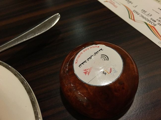 ウェイターが何度も御用聞きに来てくれる。<br />テーブルには呼び出しボタンまである。<br /><br />食べ物は軽食とアラブスウィーツくらいしかなくて、もちろんお酒もなかったが、<br />ネット使えてくつろげれば十分。<br /><br />