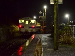 6:06 JR肥薩線のローカル列車は鎌瀬駅に到着
ただ、人吉駅に向かう前に是非とも見ておきたい場所がありまして、この駅で途中下車してみました
