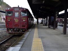 9:10 「いさぶろう・しんぺい」は人吉駅に到着
人吉駅からは“本物”の観光列車「いさぶろう・しんぺい」に乗車して、JR肥薩線にある日本三大車窓の地に向かいます

以下に続く・・・
--
早春の九州を巡る旅 〜「いさぶろう・しんぺい」に乗って日本三大車窓からの風景を眺めてみた〜
http://4travel.jp/travelogue/10987258