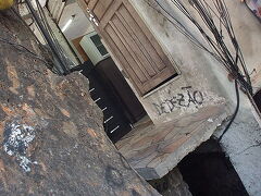 ★☆リオデジャネイロの.....ホッシーニャ☆★


な....なんじゃ！？こりゃぁぁぁ〜〜〜〜！！中を......歩いてみると....まるでそこは今は無き........香港の九龍城（カオルンセン）....じゃぁぁ〜ん?!