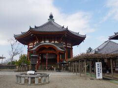 世界遺産の興福寺、南円堂。南円堂は、西国三十三所9番札所。813年、藤原冬嗣が創建、現在の建物は1789年に再建。猿沢池から階段を登ってすぐ。トイレもあります。五重塔付近は昼間は鹿がたくさんいます。