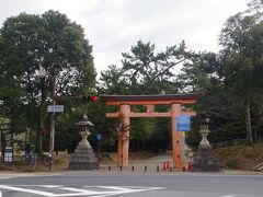 興福寺を出て、春日大社方面へ。徒歩4分で一の鳥居。日本三大木造鳥居の1つ。
