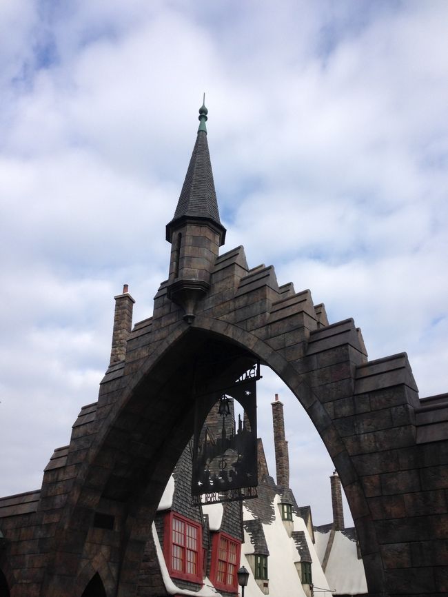 ハリーポッターエリアでまずお土産調達します。<br />音楽からして盛り上がります。