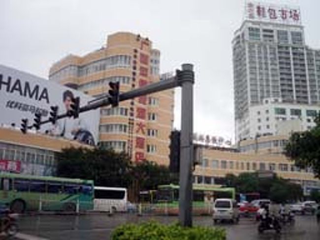 正面が友愛路のバスターミナル。左の建物が泊まったホテル。