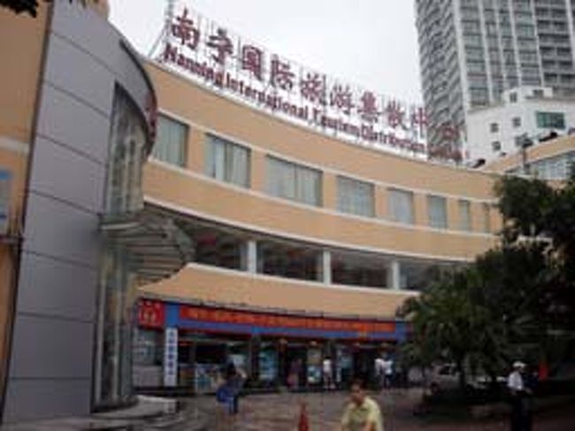 友愛路のバスターミナル。国際旅友社が運営している。