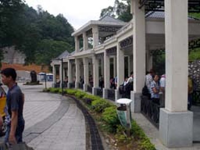 中国税関をパスすると、この廻廊を歩いてベトナム税関まで行く。