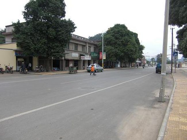 中国は南寧から国境まで、ずっと快適な高速道路だったが、ベトナムに入ると途端に道路が悪く、狭くなる。高速道などはない。