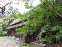 ＜砺波チューリップ公園／旧中嶋家住宅【市有形文化財】＞
砺波市江波に建てられていた、散村農家の典型的な間取りの建物。18世紀末の建築と考えられている。