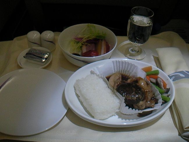 朝早い便でハノイに行きます。チャイナエアラインのビジネスクラスの機内食です。