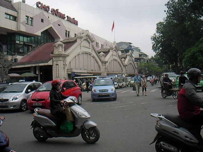 ハノイまでは、バスで行きます。