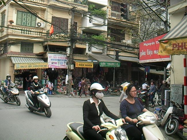 路地にはたくさんのお店が並びます。