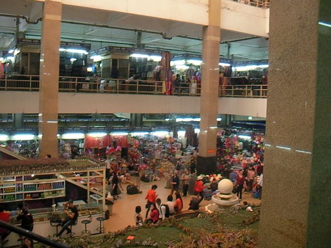 ドンスアン市場は活気があります。