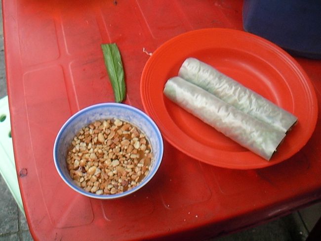 なかなか見つからなかった生春巻きの屋台。ようやく見つけることができました。