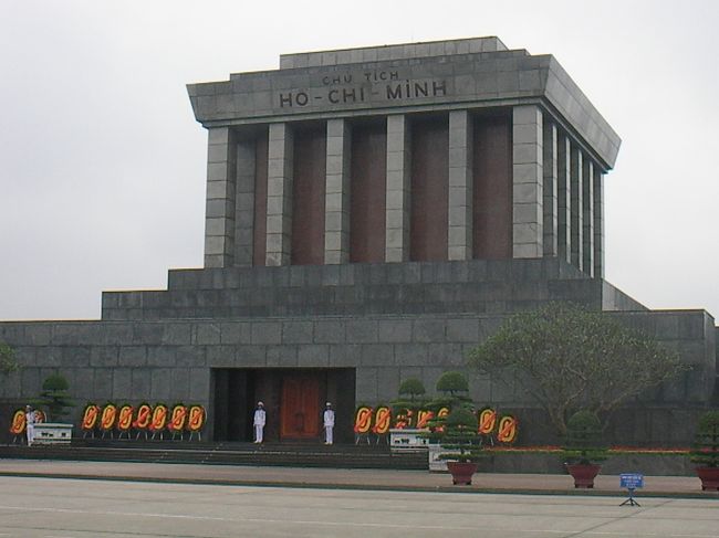 ホーチミン廟。中の見学も可能でした。