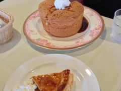 立山ホテルに戻って、軽い昼食代わりにシフォンケーキとアップルパイを頼みましたが