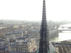 もう少し登ってみると、360度ぐるりとみまわせる屋上にたどり着いて、塔の装飾がまた違った角度から臨めます。

で、眺望を楽しんだ後は降りるわけですが…iPhoneをうっかりポケットに入れたままにしてしまい、くらくらしたところを署名求める女の子集団に囲まれました。スリだと分かっていたので直ぐにあしらったんですがその際に盗まれました…

速攻気づいて追いかけて、無言で手を出して（おい出せよって）脅したら素直に出してくれました。メルシイイ！って言っておいた。みなさんもどうぞご注意ください。

騎馬警官がいて写真撮りたかったけどショックから暫く立ち直れなくて無理でした…警官いてもコレか…

次にサンシュルピス教会に向かってみましたがどうみても80人くらい並んでてあんまり進んでないので諦め、メトロ1号線乗ってChâtelet駅（めっちゃ広いし迷う！）からConcorde駅まで移動。またしても署名求める女の子集団に囲まれましたがポケットに手を突っ込んで無視。オランジュリー美術館へ。睡蓮で心を癒しました。。。

ルノワールの「ピアノを弾く少女」（タッチの違う同名の作品がオルセーにもあります）、マリー・ローランサンの「婦人と犬」「牝鹿」が見れて満足。

帰りにスタッフが、背後のちょっとブルジョアジーな韓国人観光客に向かって「アンニョンヒカセヨ〜」と挨拶してて新鮮でした。