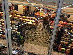 メトロ12号線に乗ってSevres-Babylon駅で下車（ホームには日本語独語とかでスリに気を付けろアナウンスが…気が滅入る…）

ボンマルシェ食品館の裏手にある奇跡のメダル教会に行って、ミサをちょっと見学。月曜なのに満員でした。メダル売り場が見当たらずキョロキョロしてたら出入り激しい扉が…ビンゴ！お客さん多かったです。独語勉強兼ねて絵本も買おうかと思いましたがメダルだけに留める。マダムが丁寧に対応してくださいました。

ボンマルシェ食品館へ。狙ってたけどらやっぱりランチタイムで2Fのレストランには列が〜。1人では入りずらい〜断念して1Fへ。