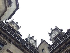 サンドイッチ齧りながらPoilaneさんへ寄る。リンゴパイとクルミ、ごまのパンなど小ぶりなものを買い込む。試食として置いてあったpain d'épice（ジンジャーブレッド）に衝撃を受ける。めっちゃ美味しい！！！最終日にカンパーニュと一緒に最終日に買おうと誓う。

ドラクロワ美術館へ。そしたら門は開いてるのにまた「Close！」と言われる。悲壮な顔したら「Wednesday！」って返されたので「Oui」と頷いて外へ出る…（後にtwitterで工事中のお知らせが。門にもその旨貼ってください…）

メトロに乗るのも煩わしく、そのまま徒歩でクリュニー中世美術館へ。閉館近いせいか列になってました。ホテルに戻って食材置きたい衝動にかられましたが耐える（退館時に気づきましたが荷物預けられたみたい…）

中はすごかったです！！ちょうど企画展やっててその構成が素晴らしかったです。私が中世スキーなせいかもしれませんが、最初から最後までじっくり楽しめました。昨年日本に来てた「貴婦人と一角獣」も4面にぴっちりはまった小さい部屋で椅子に座って鑑賞できます

初日、空港からホテルに近いこの駅に着いたとき、あまりのボロボロ具合にびっくりしたのですが、その廃墟っぷりがいい雰囲気出してる。入り口の井戸とか…屋根部分はゴシックぽいし…。

ホテルに戻って買い物して手に入れたものでディナー。ワインとアーティチョークのオリーブオイル漬けに舌鼓。

次、4日目火曜は「オペラ座ガルニエ当日券GETなるか？！」の巻