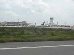 石垣空港の滑走路より
